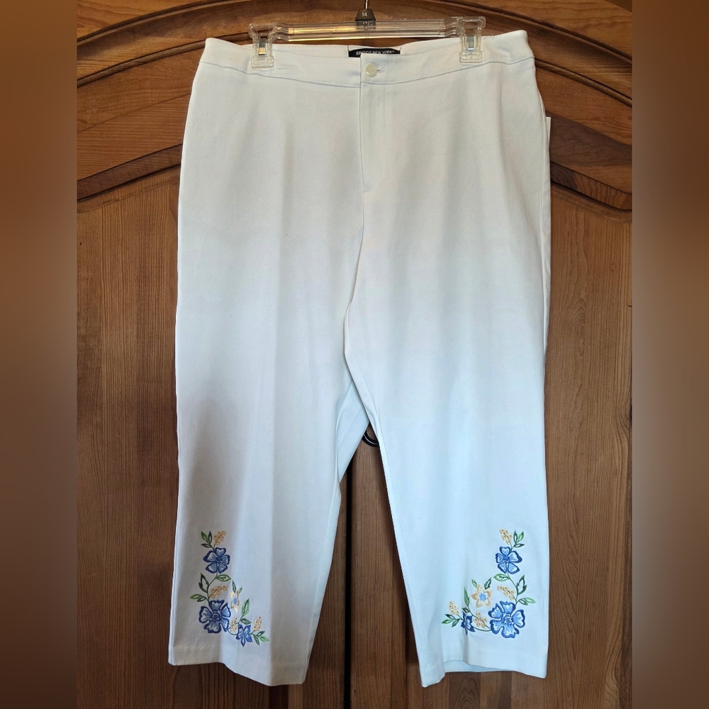 Womens Sz 14 White Cropped Pants Floral Embroidered Stretch  Briggs New York $36